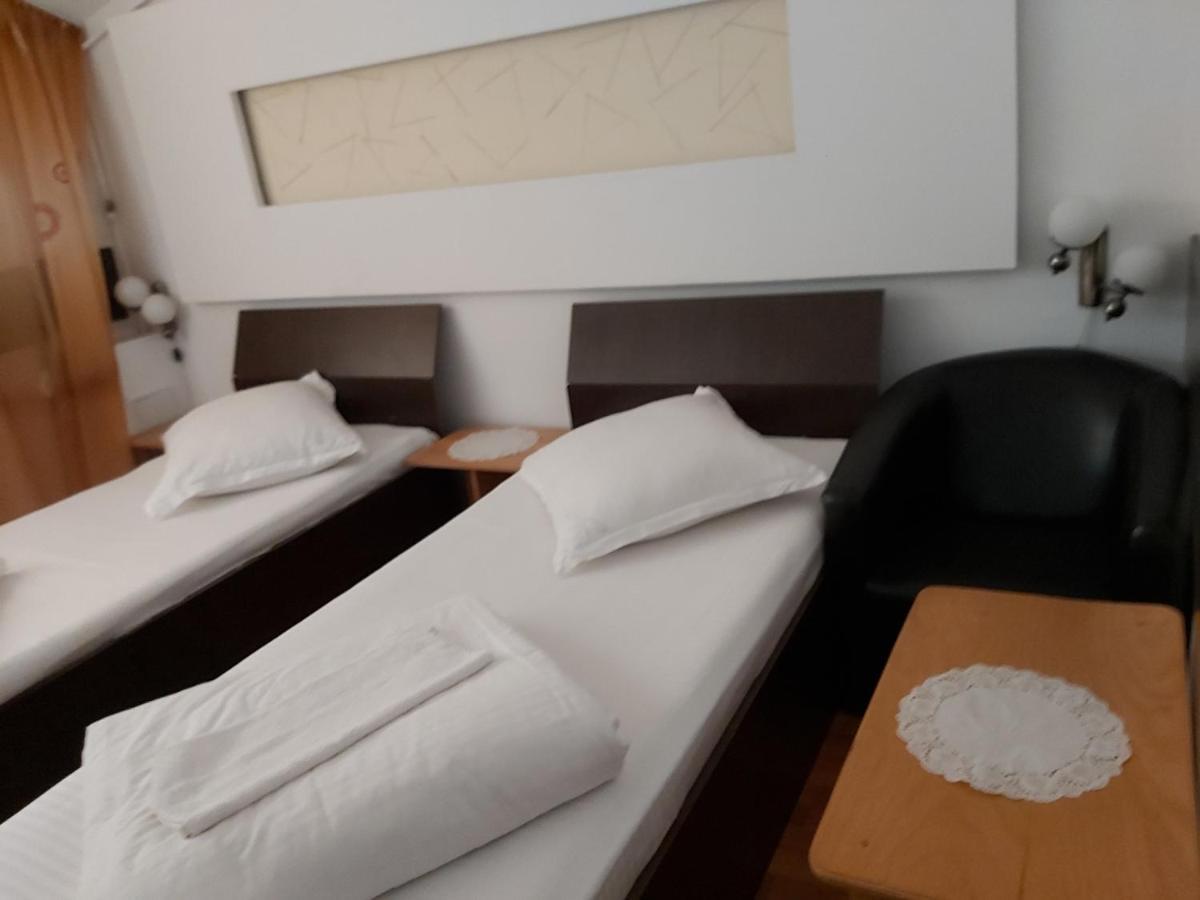 Hotel Turist 雷希察 外观 照片